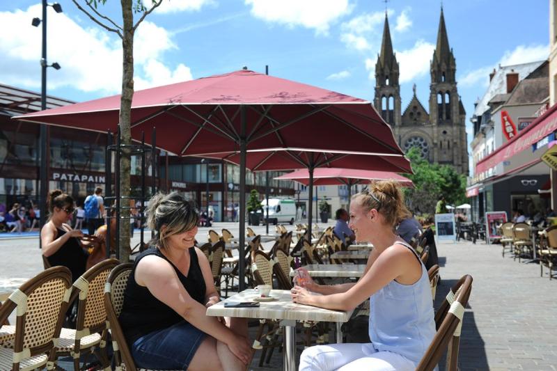 Ambiance terrasse restaurant place de jaude clermont ferrand